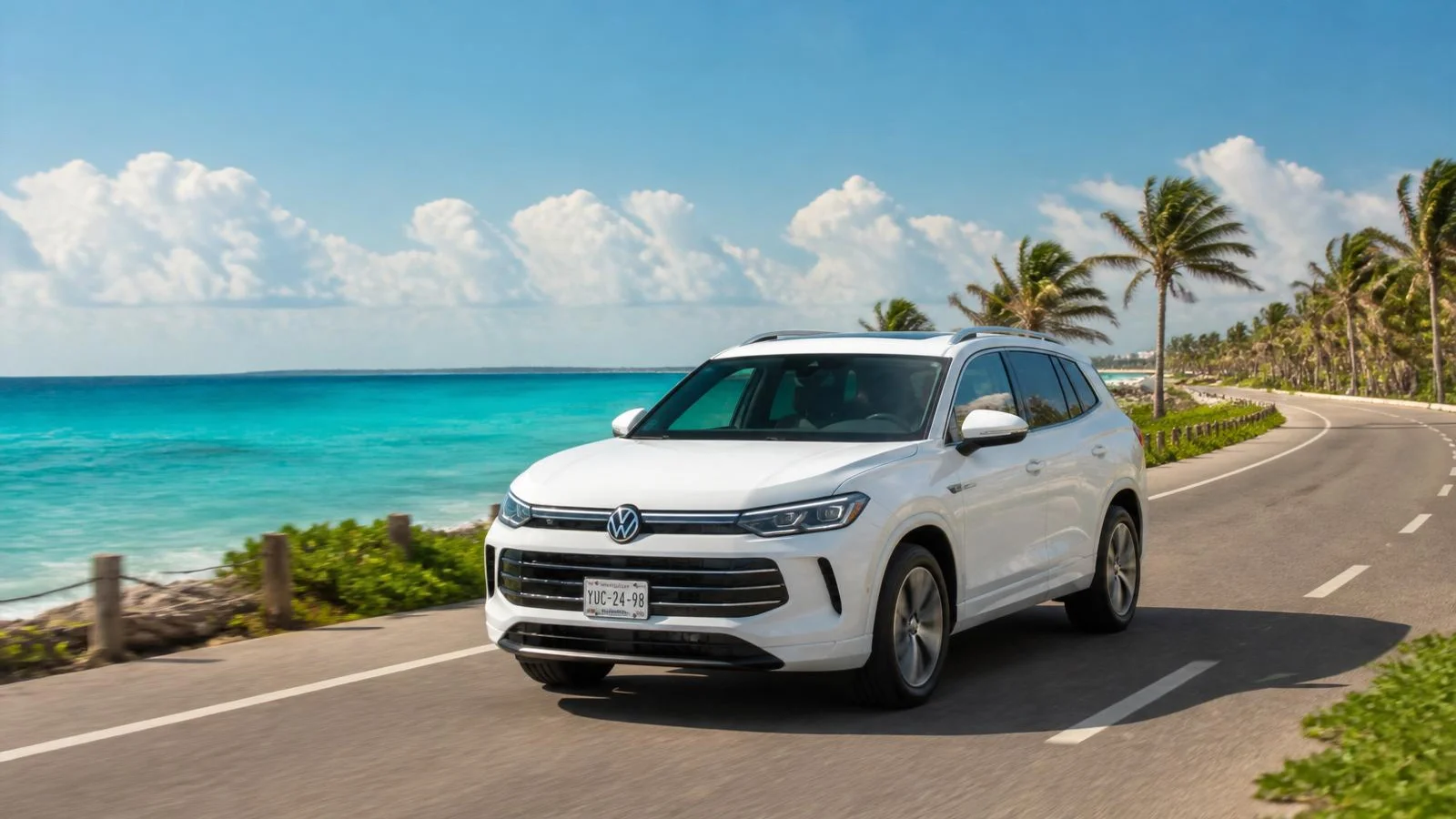 Louer une voiture en Riviera Maya : le guide complet pour voyager en toute liberté SUV de location circulant sur une route de la Riviera Maya au Mexique