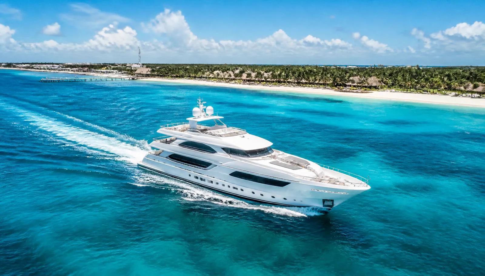 Yacht privé de luxe naviguant sur les eaux turquoise de la Riviera Maya