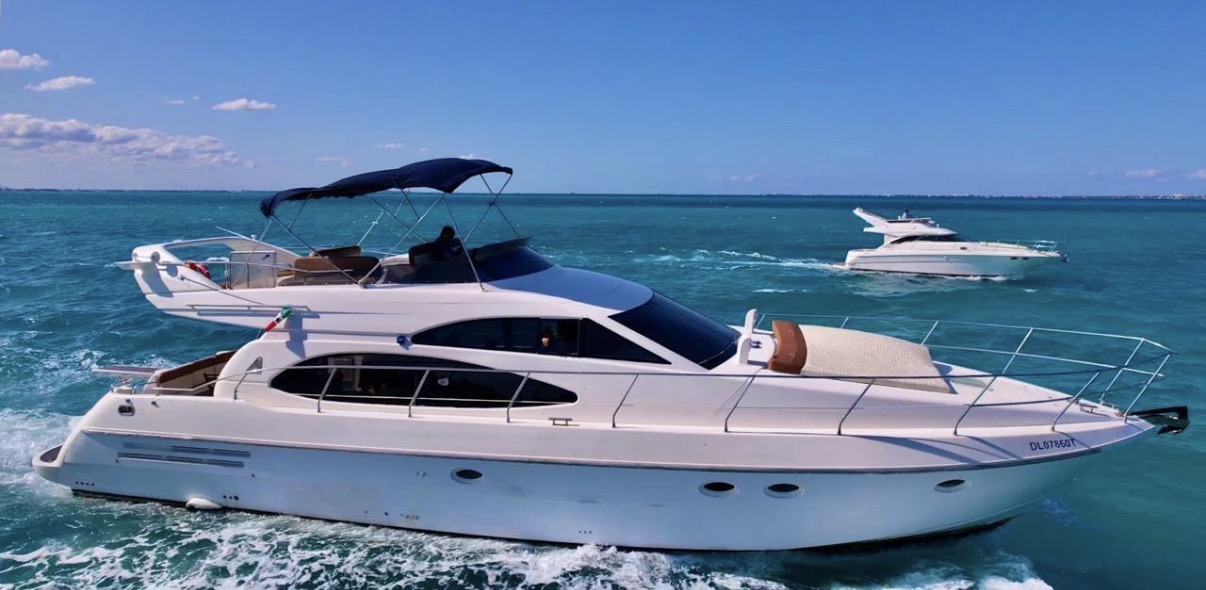 Stingray Azimut 60' — Private yacht charter Cancún, Riviera Maya