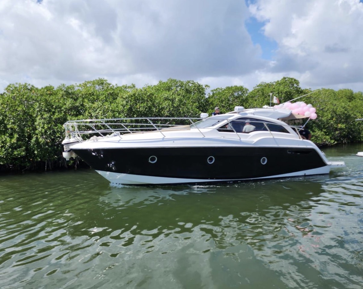 Marquis 35' — Private yacht charter Cancún, Riviera Maya