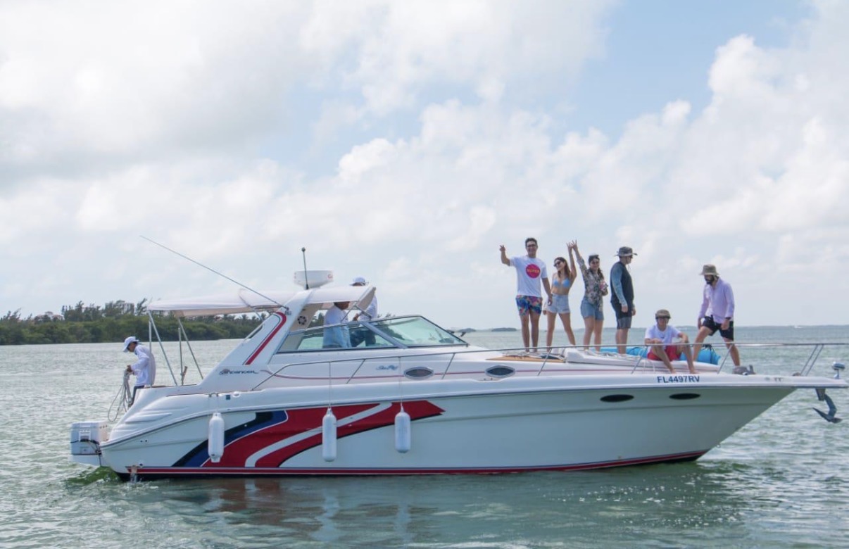 Sea Ray 35' — Private yacht charter Cancún, Riviera Maya